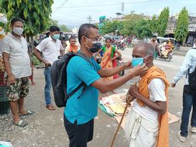 चन्द्रपुर बजारमा मास्क बितरण