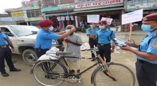 गरुडामा यात्रु लाई मास्क बितरण