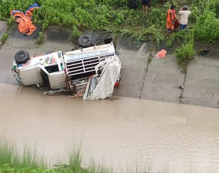 नुनथर जाने नहरमा बोलबम बोकेको जीप दुर्घटना